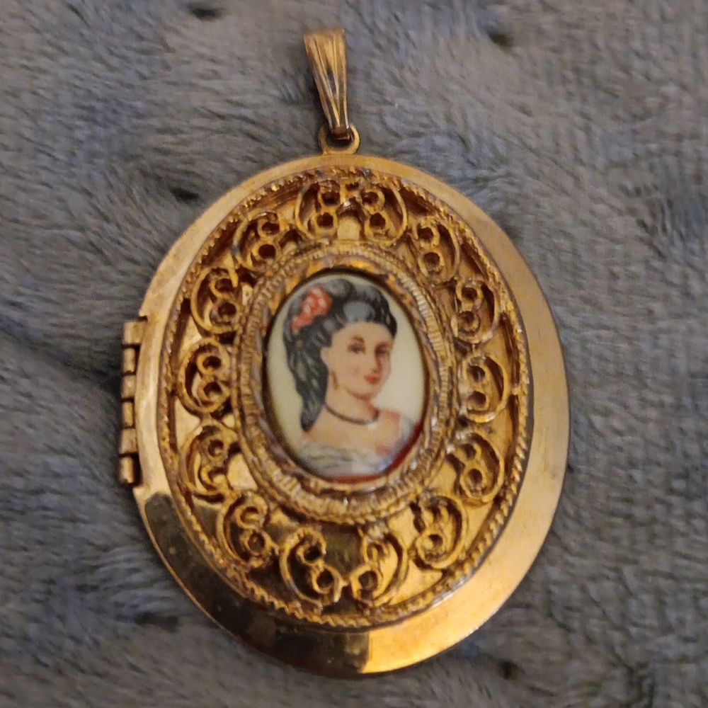 "RARE FIND" Portrait Locket